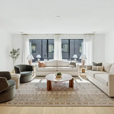 Apartment Getaway Rooftop Views & Modern Comfort *