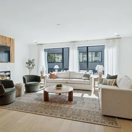 Apartment Getaway Rooftop Views & Modern Comfort *
