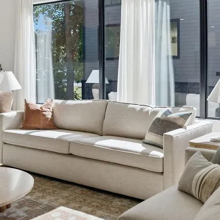 Getaway Rooftop Views & Modern Comfort Apartment