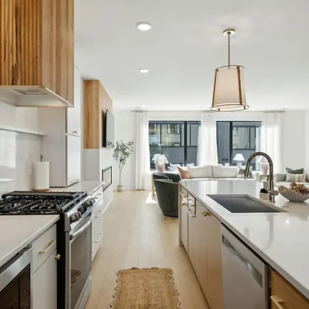 Getaway Rooftop Views & Modern Comfort *