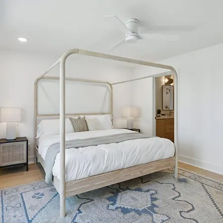 Apartment Getaway Rooftop Views & Modern Comfort Nashville