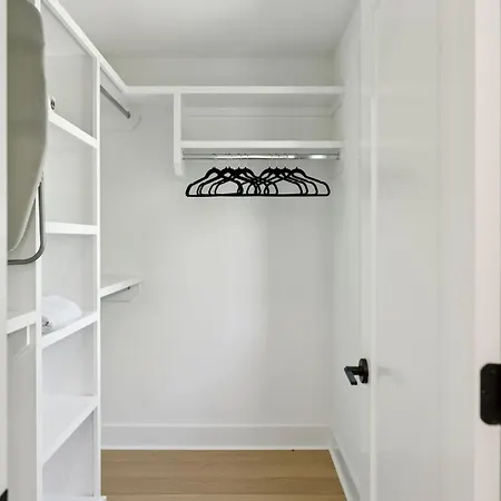 Apartment Getaway Rooftop Views & Modern Comfort Nashville