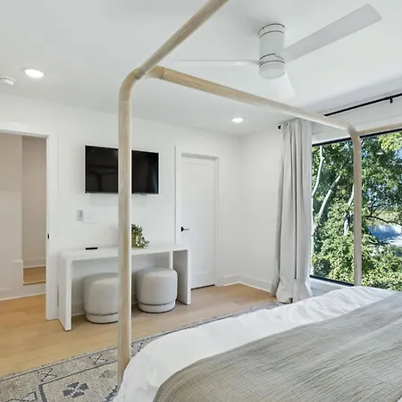 Apartment Getaway Rooftop Views & Modern Comfort