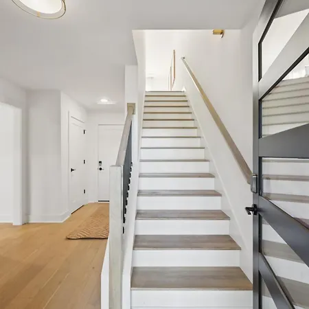 Getaway Rooftop Views & Modern Comfort