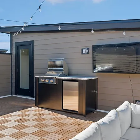 Getaway Rooftop Views & Modern Comfort Apartment Nashville