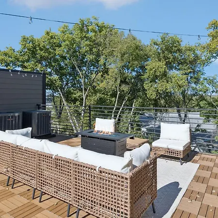 Apartment Getaway Rooftop Views & Modern Comfort *