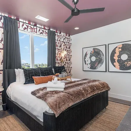 Rhythm Row - Rooftop Hot Tubs - Mins To Broadway Holiday home Nashville