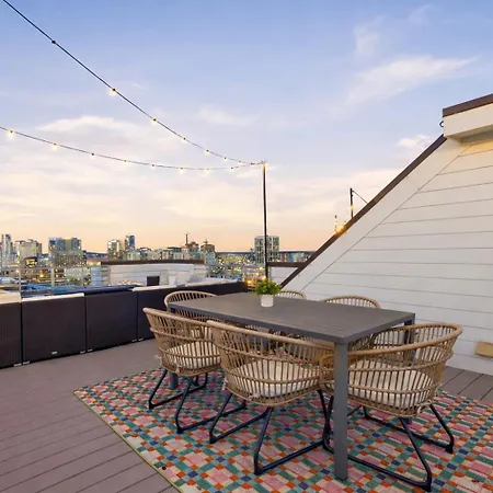 Rooftop Views For Days At Archer House! Holiday home