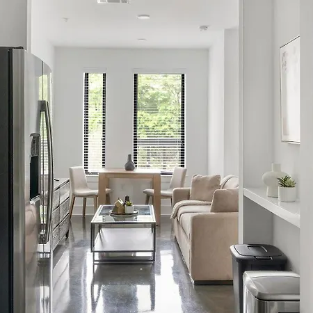 Landing Beautiful Studio Pool Gym Apartment *