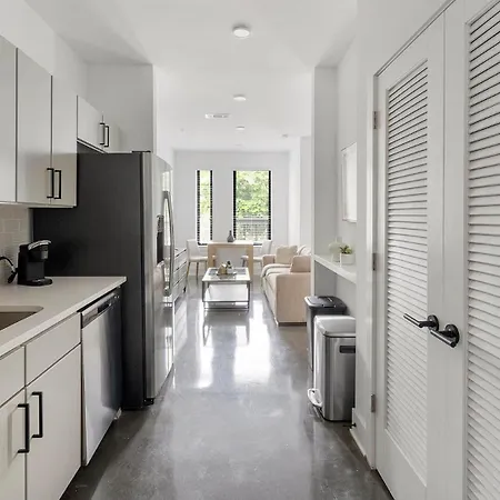Landing Beautiful Studio Pool Gym Apartment *