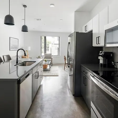 Landing Beautiful Studio Pool Gym Apartment