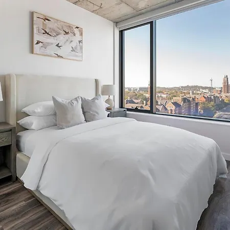 Landing Stylish 2Bd Pool Gym Apartment *