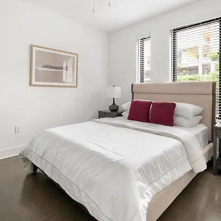 Landing Beautiful Studio Pool Gym Apartment *