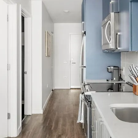 Landing Stylish 2Bd Pool Gym Apartment *