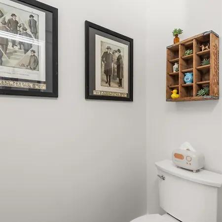 In Walkable Area 25 Miles To Downtown Family & Dog Friendly