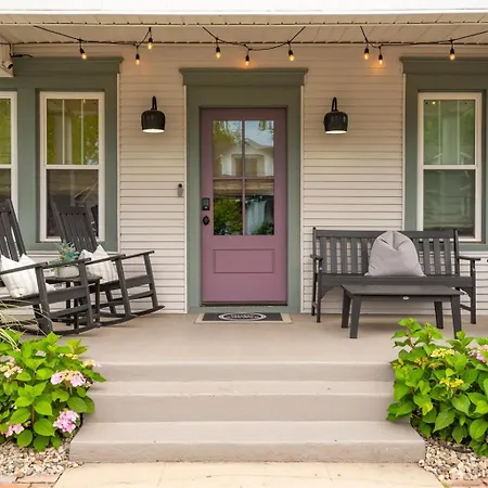 In Walkable Area 25 Miles To Downtown Family & Dog Friendly Holiday home