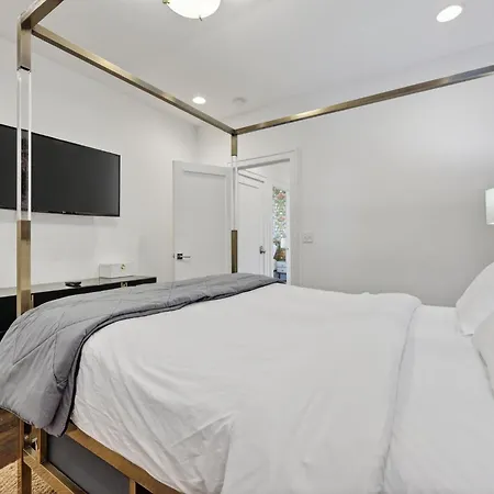 Designer - The Gulch - Private Rooftop Holiday home *