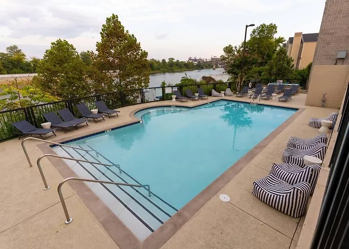 Amazing Pool, Steps 2 Broadway Right On The Riverfront!