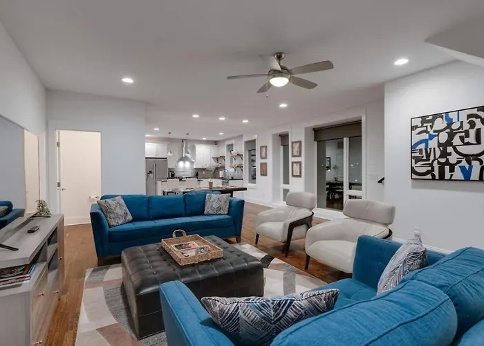 Elegant Townhouse Near Broadway