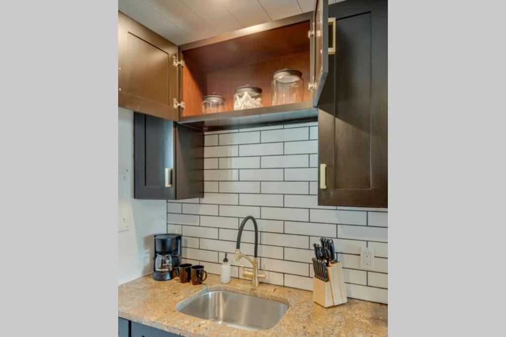 Apartment Vibrant Modern Studio Within 2 Miles Of Downtown! *