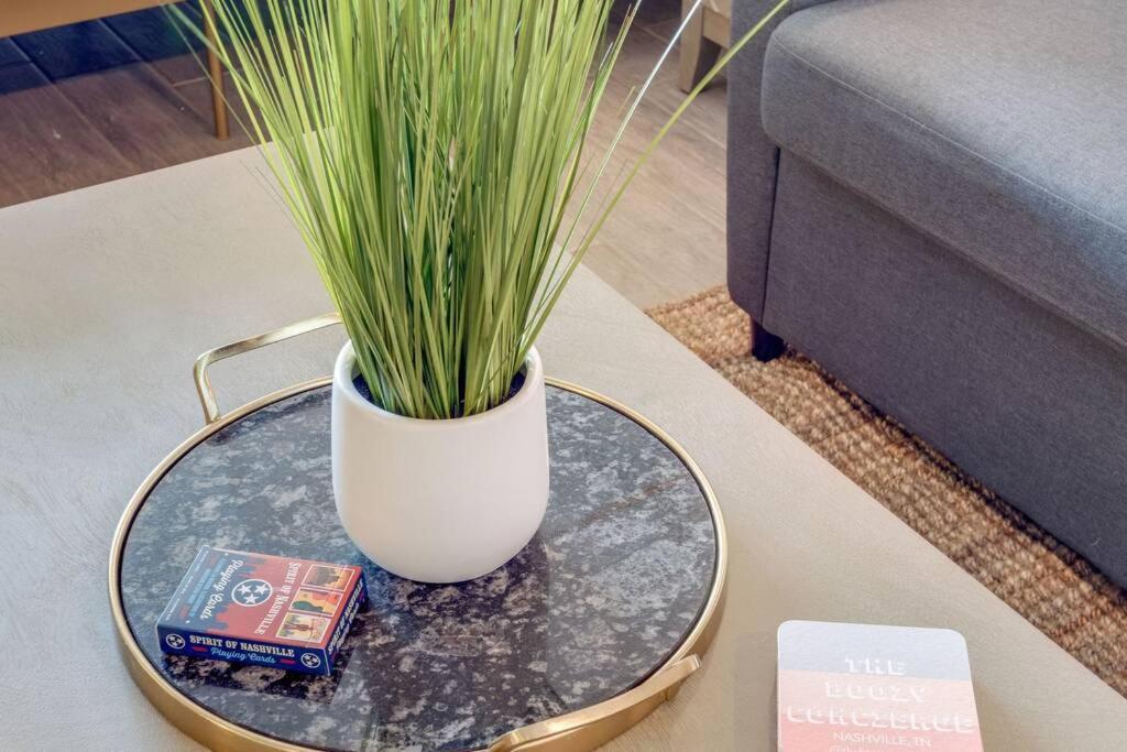 Vibrant Modern Studio Within 2 Miles Of Downtown! Apartment