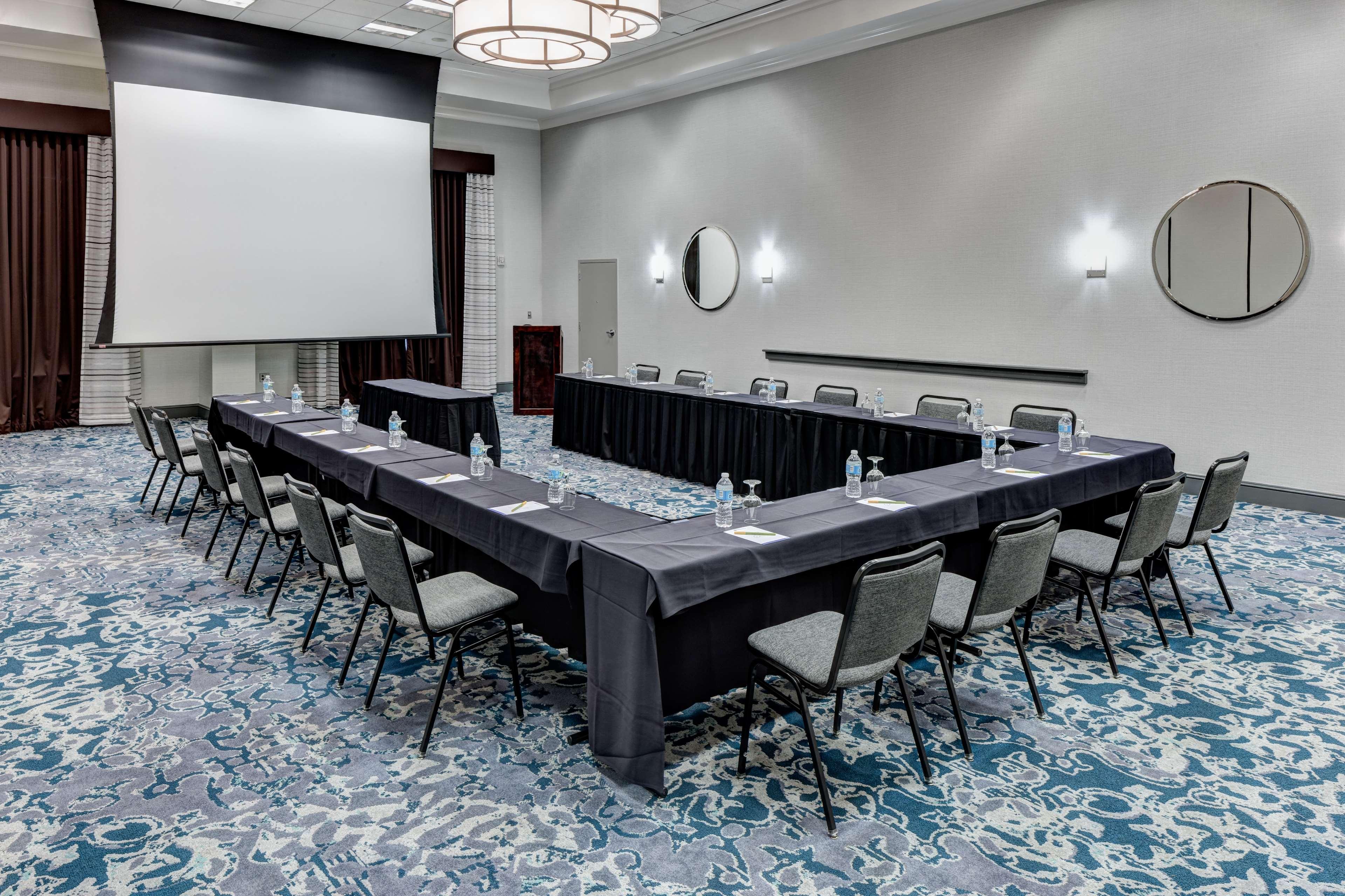 Hilton Garden Vanderbilt 3*