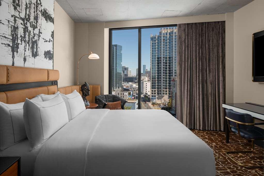 Fraye Curio Collection By Hilton Nashville