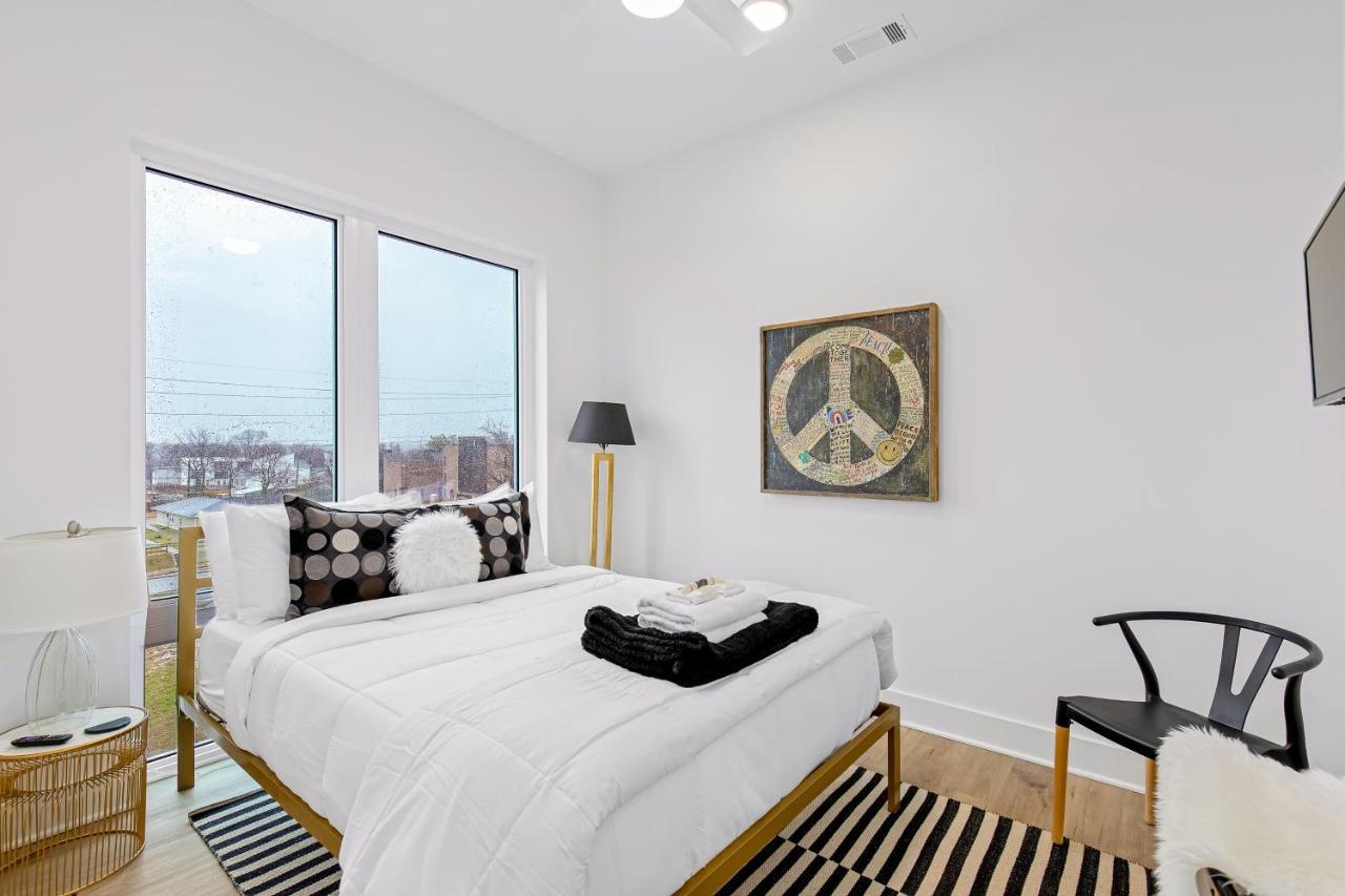 Jolene On Main 406 *