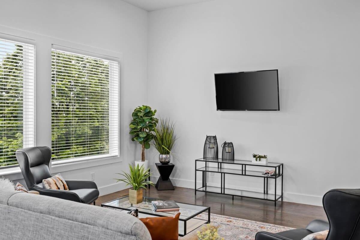 Magnificent 4 Bedroom -w Balcony & Fireplace Holiday home Nashville