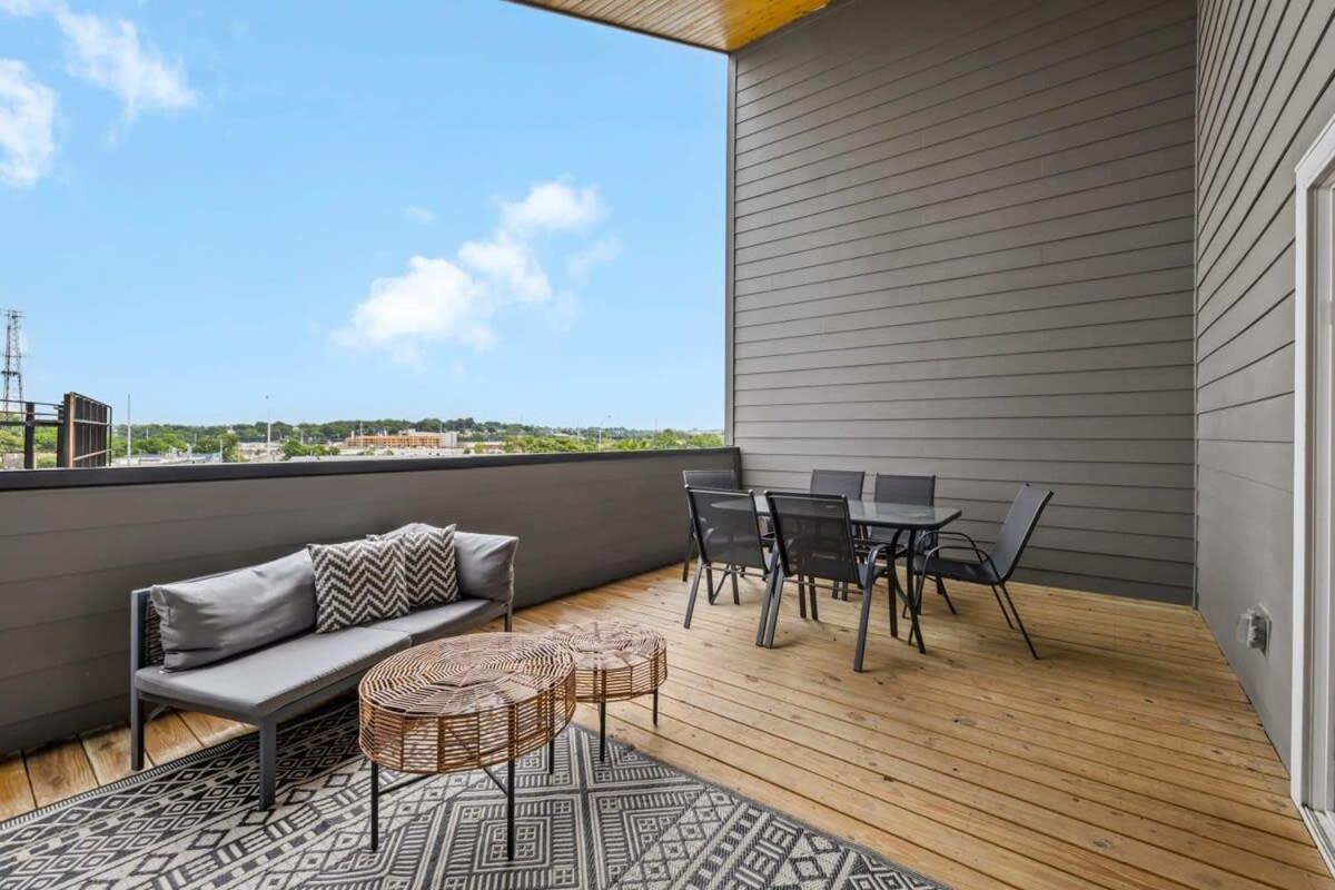 Magnificent 4 Bedroom -w Balcony & Fireplace