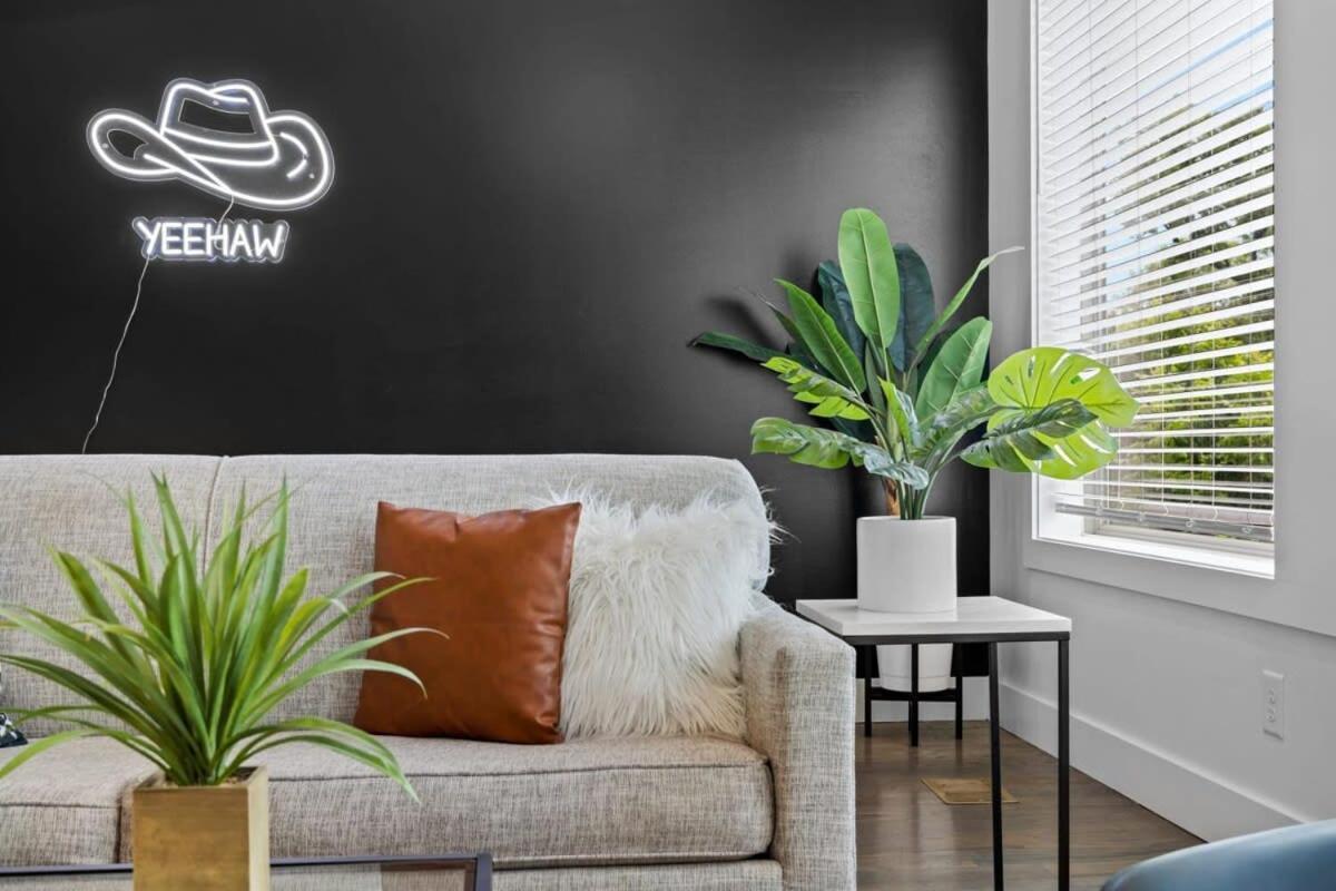 Holiday home Magnificent 4 Bedroom -w Balcony & Fireplace