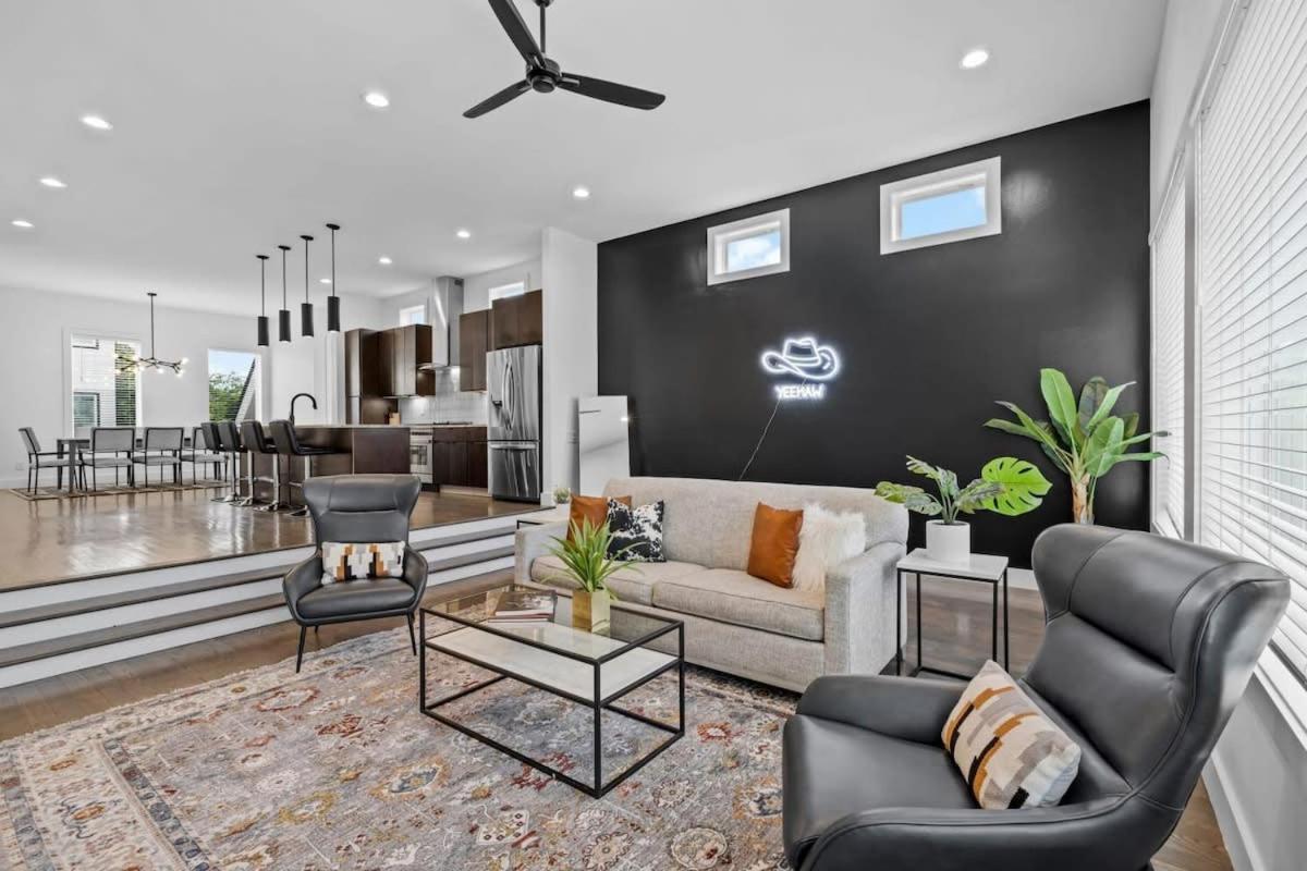 Magnificent 4 Bedroom -w Balcony & Fireplace Holiday home *