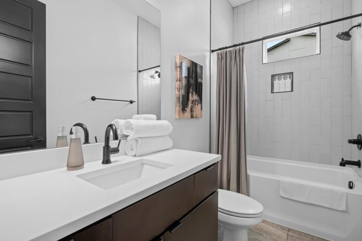 Magnificent 4 Bedroom -w Balcony & Fireplace * Nashville