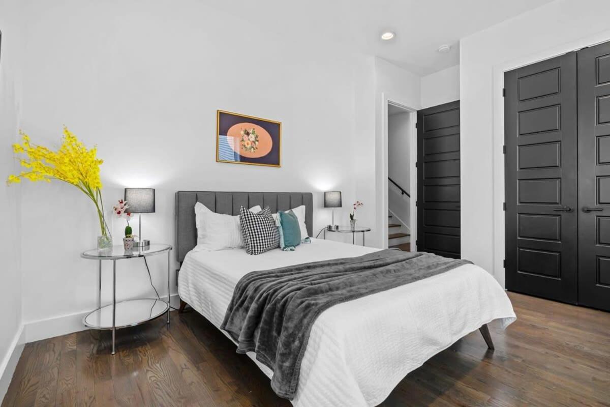 Magnificent 4 Bedroom -w Balcony & Fireplace Holiday home *