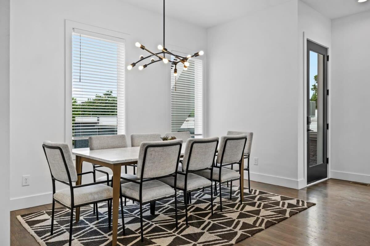 Holiday home Magnificent 4 Bedroom -w Balcony & Fireplace *