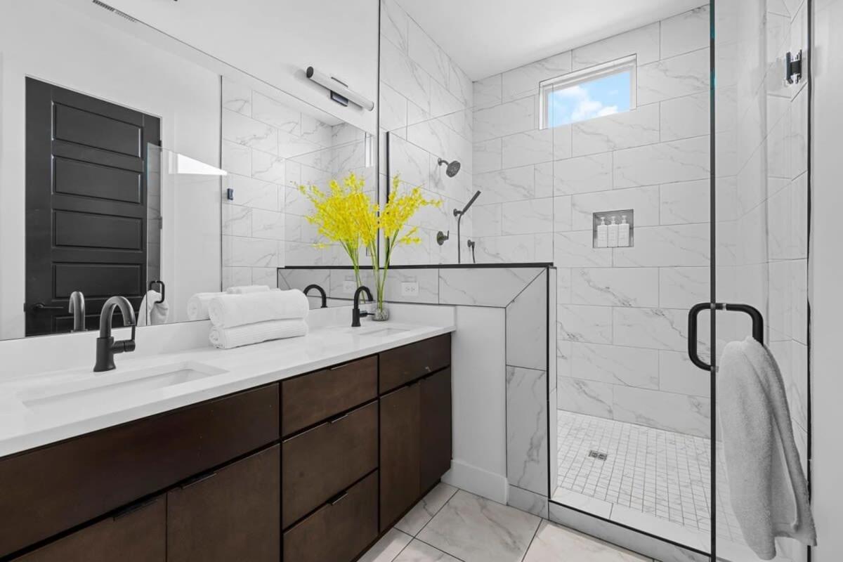 Magnificent 4 Bedroom -w Balcony & Fireplace