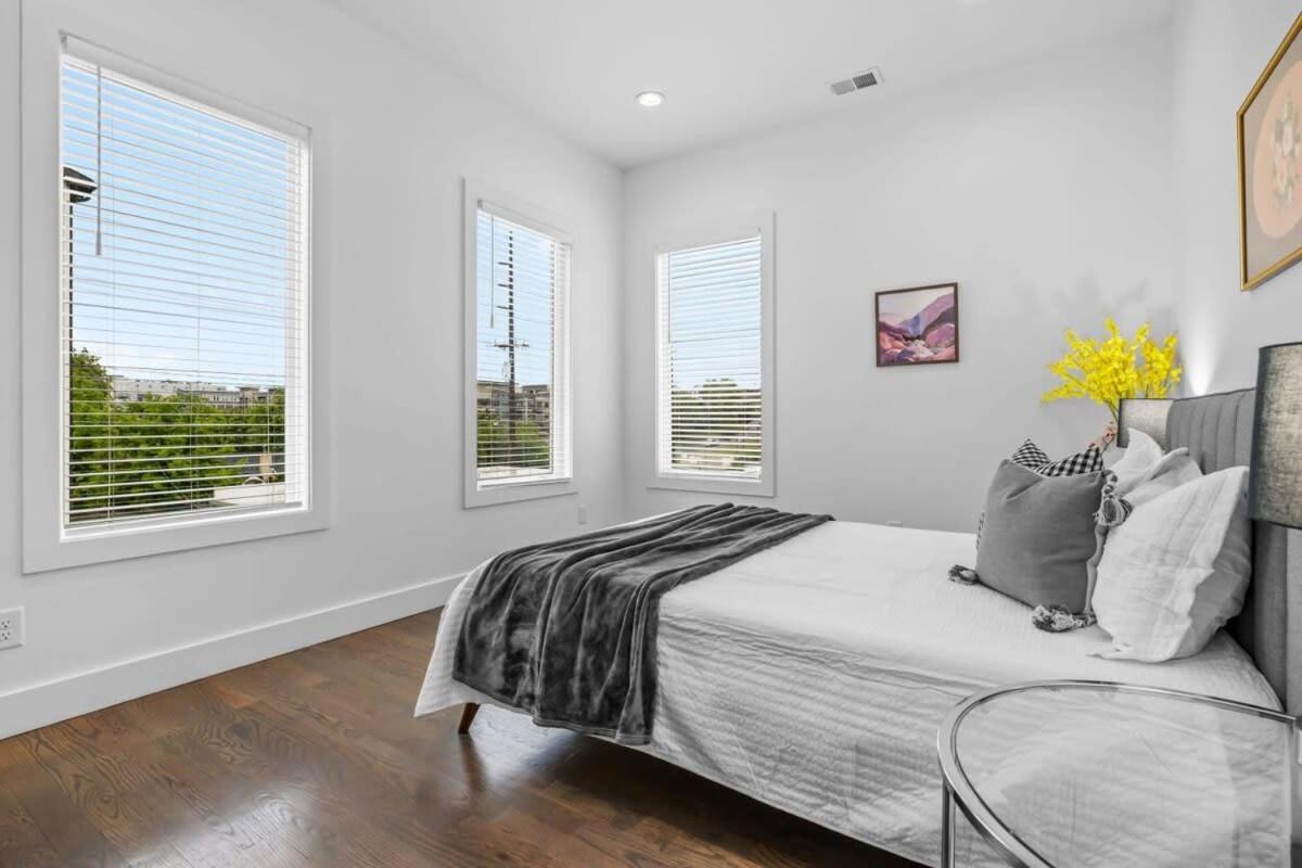 Magnificent 4 Bedroom -w Balcony & Fireplace Holiday home *