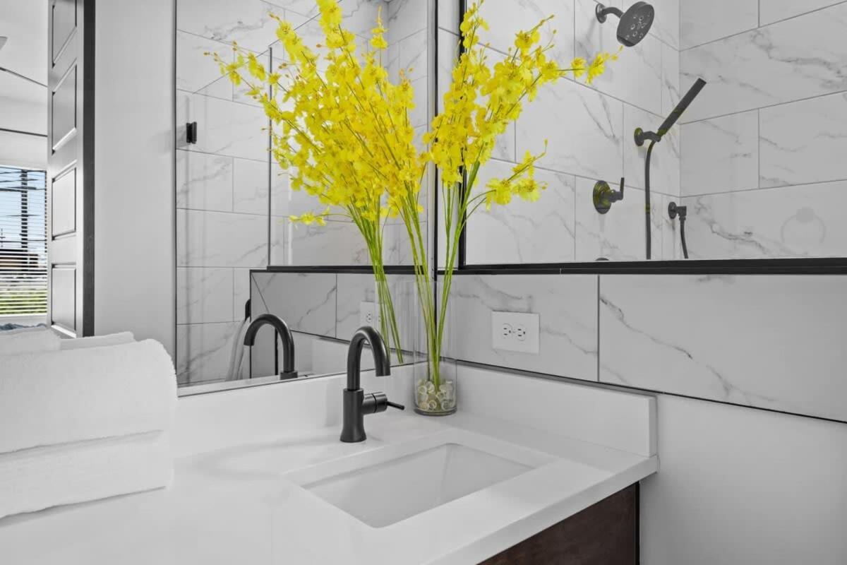 Magnificent 4 Bedroom -w Balcony & Fireplace Holiday home Nashville