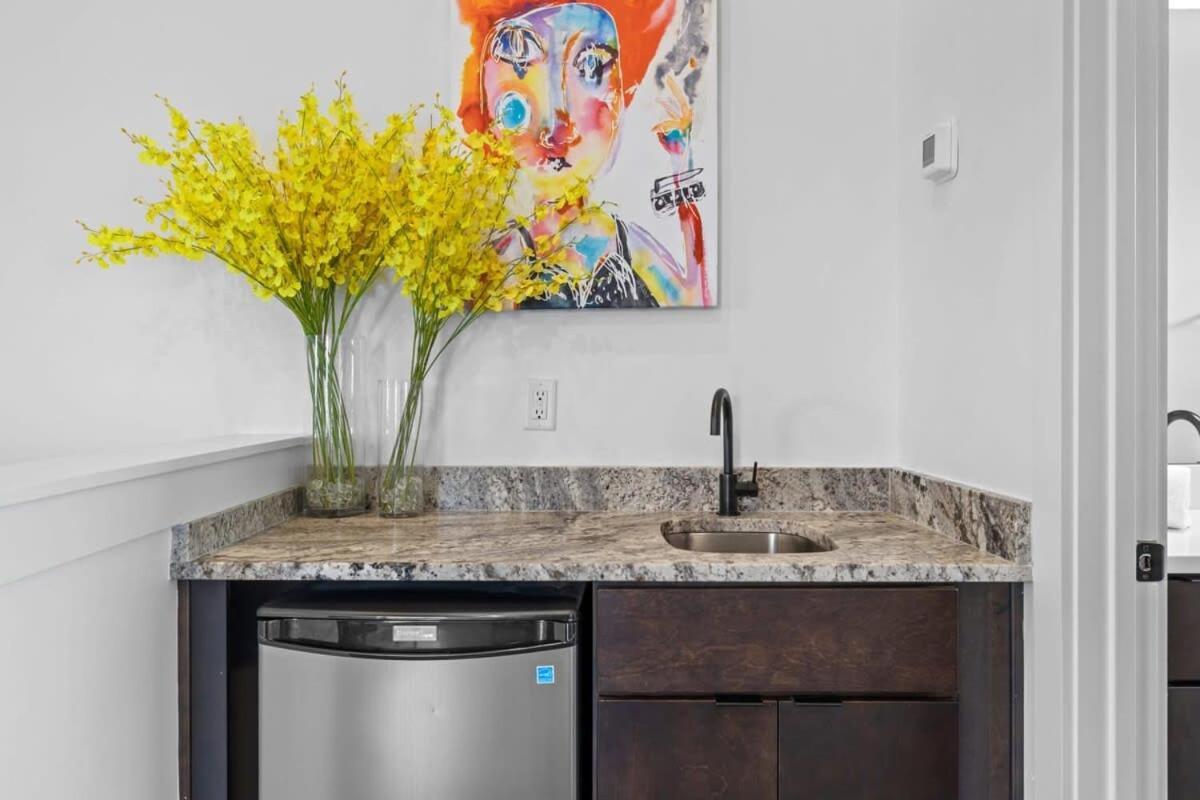 Magnificent 4 Bedroom -w Balcony & Fireplace Nashville