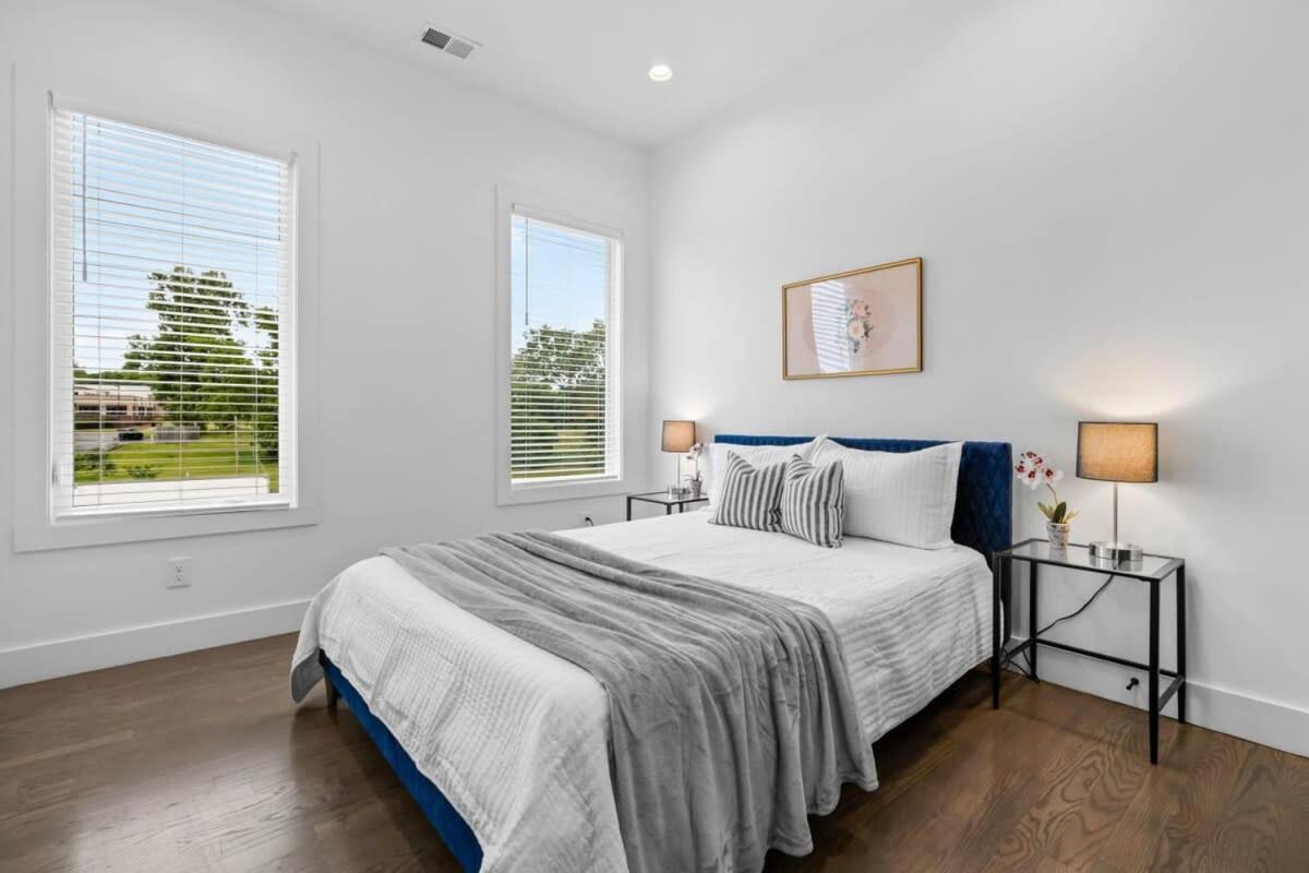 Magnificent 4 Bedroom -w Balcony & Fireplace Holiday home