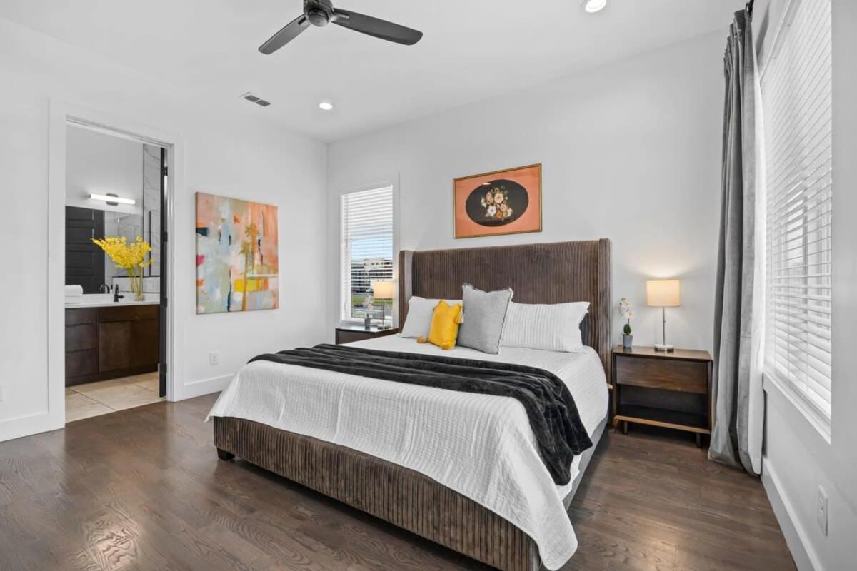 Holiday home Magnificent 4 Bedroom -w Balcony & Fireplace *