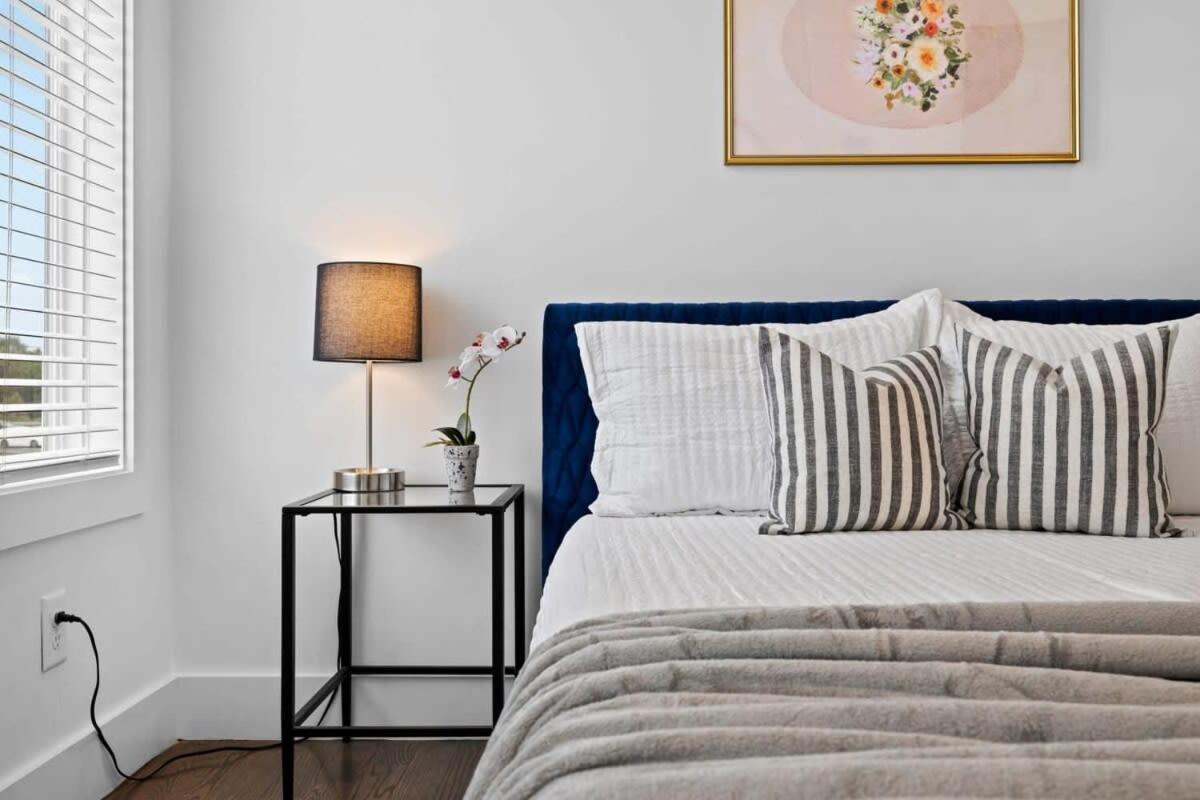 Magnificent 4 Bedroom -w Balcony & Fireplace Holiday home Nashville