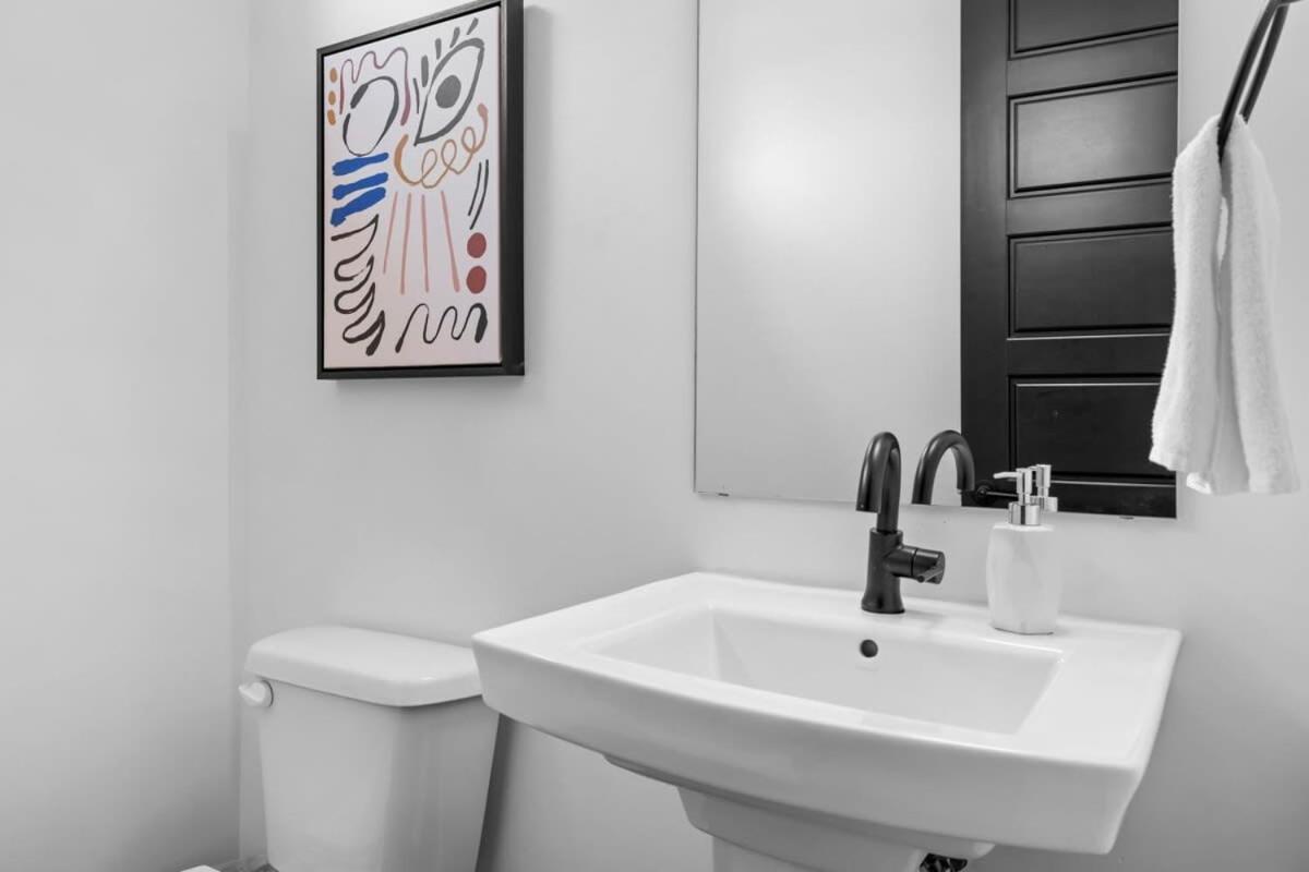 Magnificent 4 Bedroom -w Balcony & Fireplace Nashville