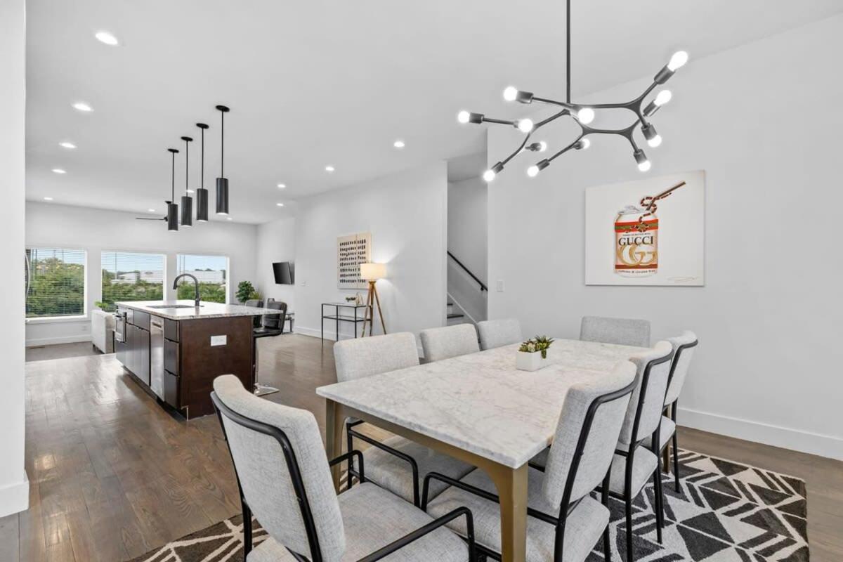 Magnificent 4 Bedroom -w Balcony & Fireplace Holiday home *