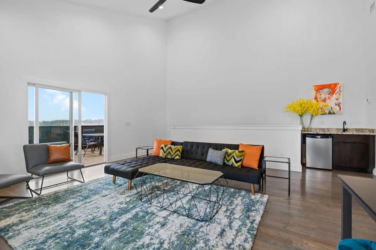 Magnificent 4 Bedroom -w Balcony & Fireplace *