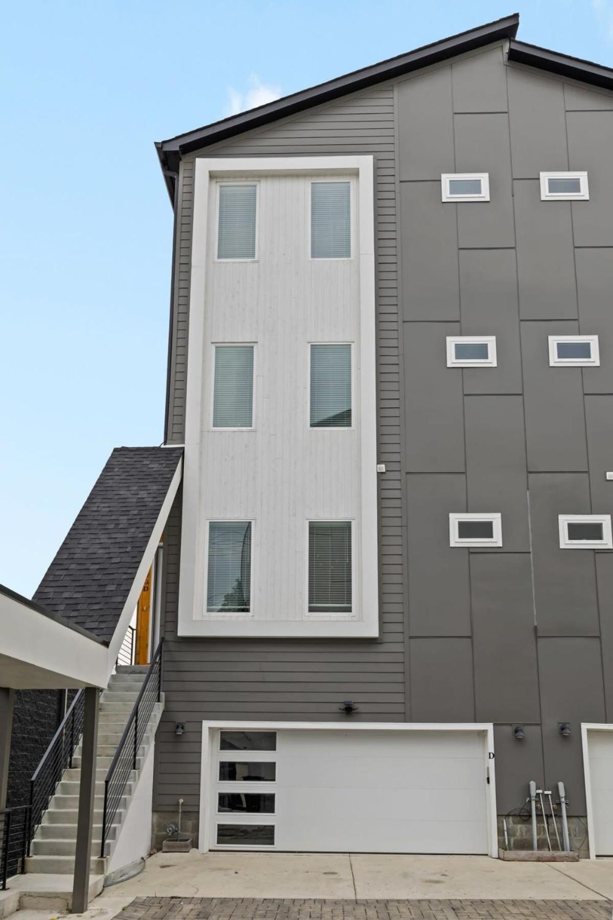 Magnificent 4 Bedroom -w Balcony & Fireplace Holiday home Nashville