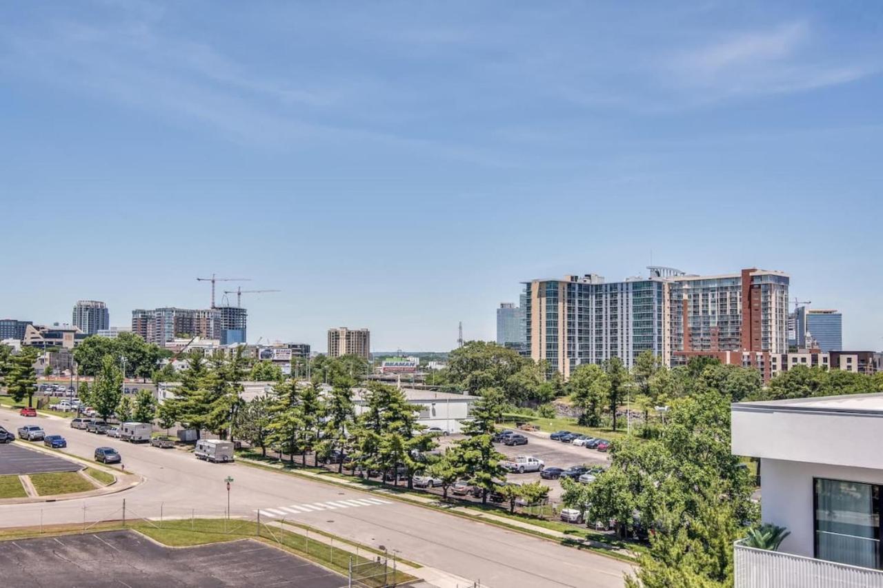 Modern Gulch Getaway With Pool, Parking, And Patio Apartment Nashville