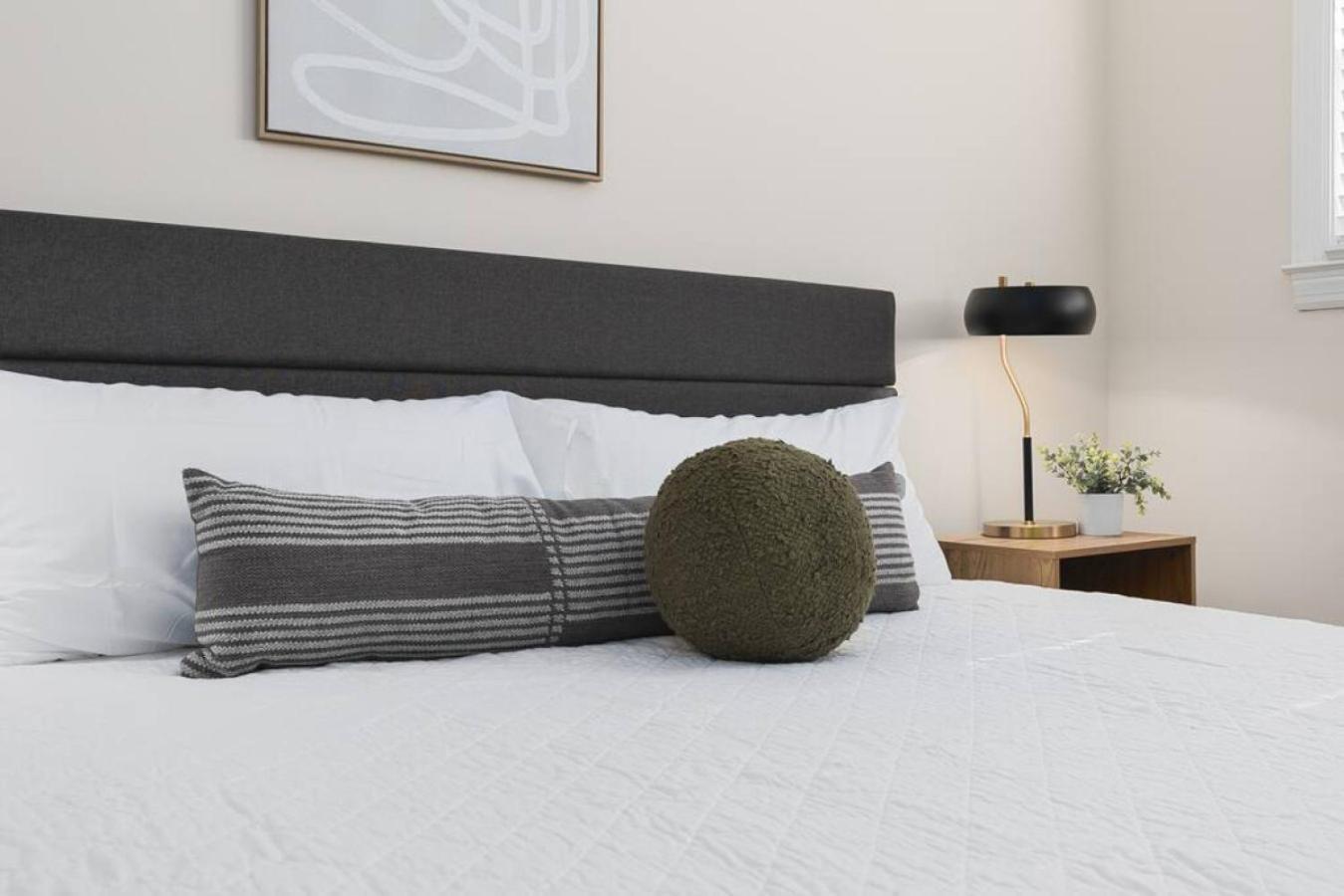 Platinum On Music Row Renovated And Near Downtown Apartment