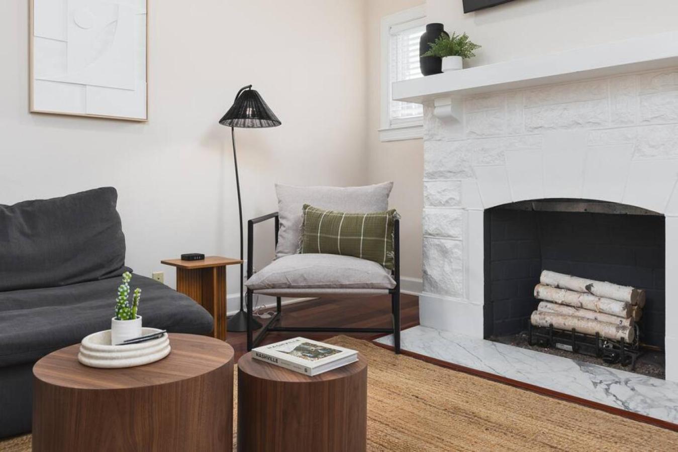 Platinum On Music Row Renovated And Near Downtown Apartment