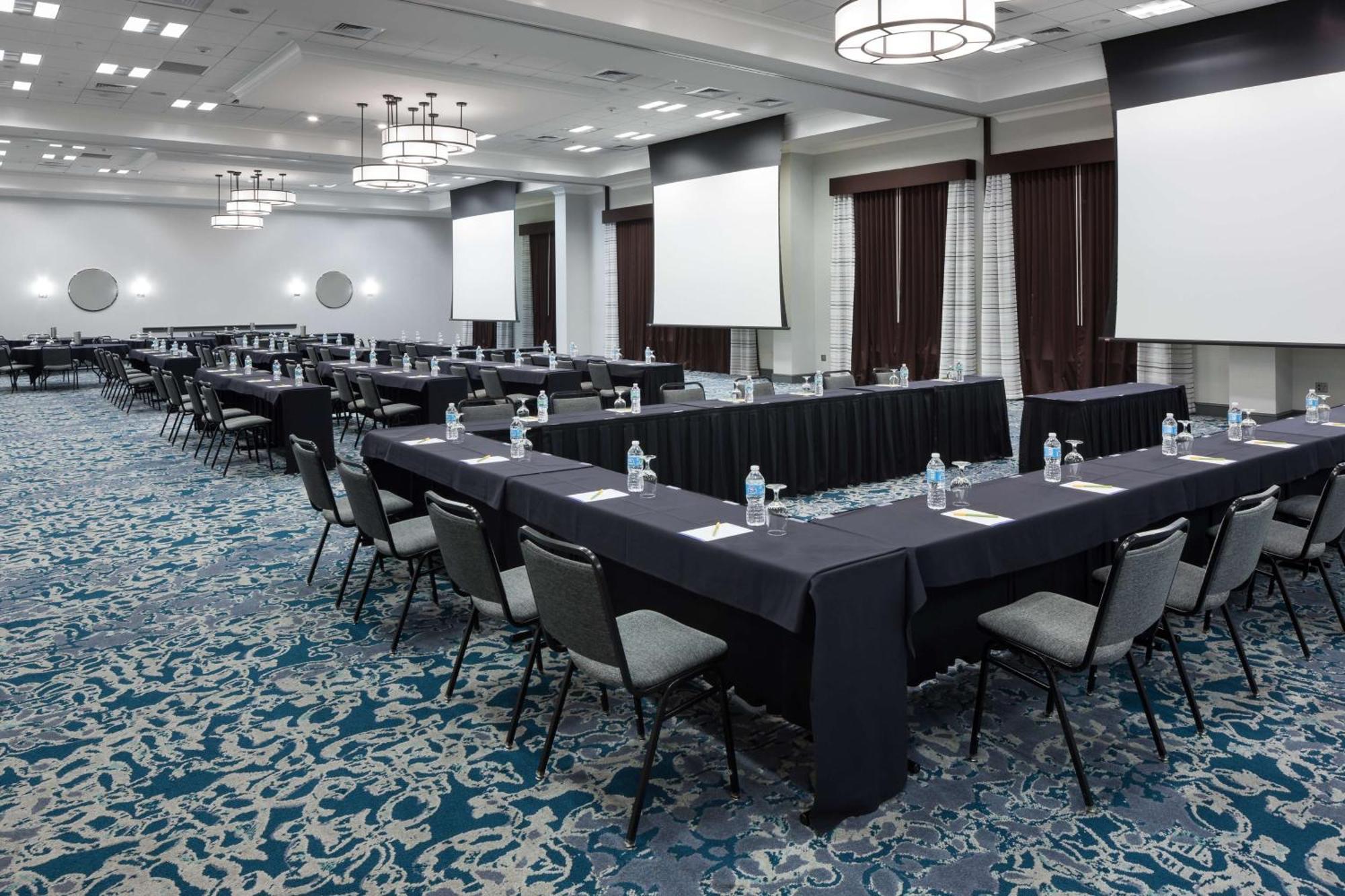 Hilton Garden Vanderbilt 3*
